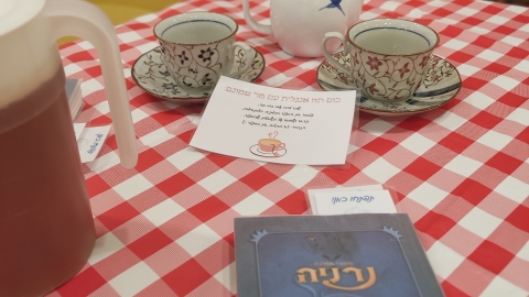 שולחן מחופש בספרייה